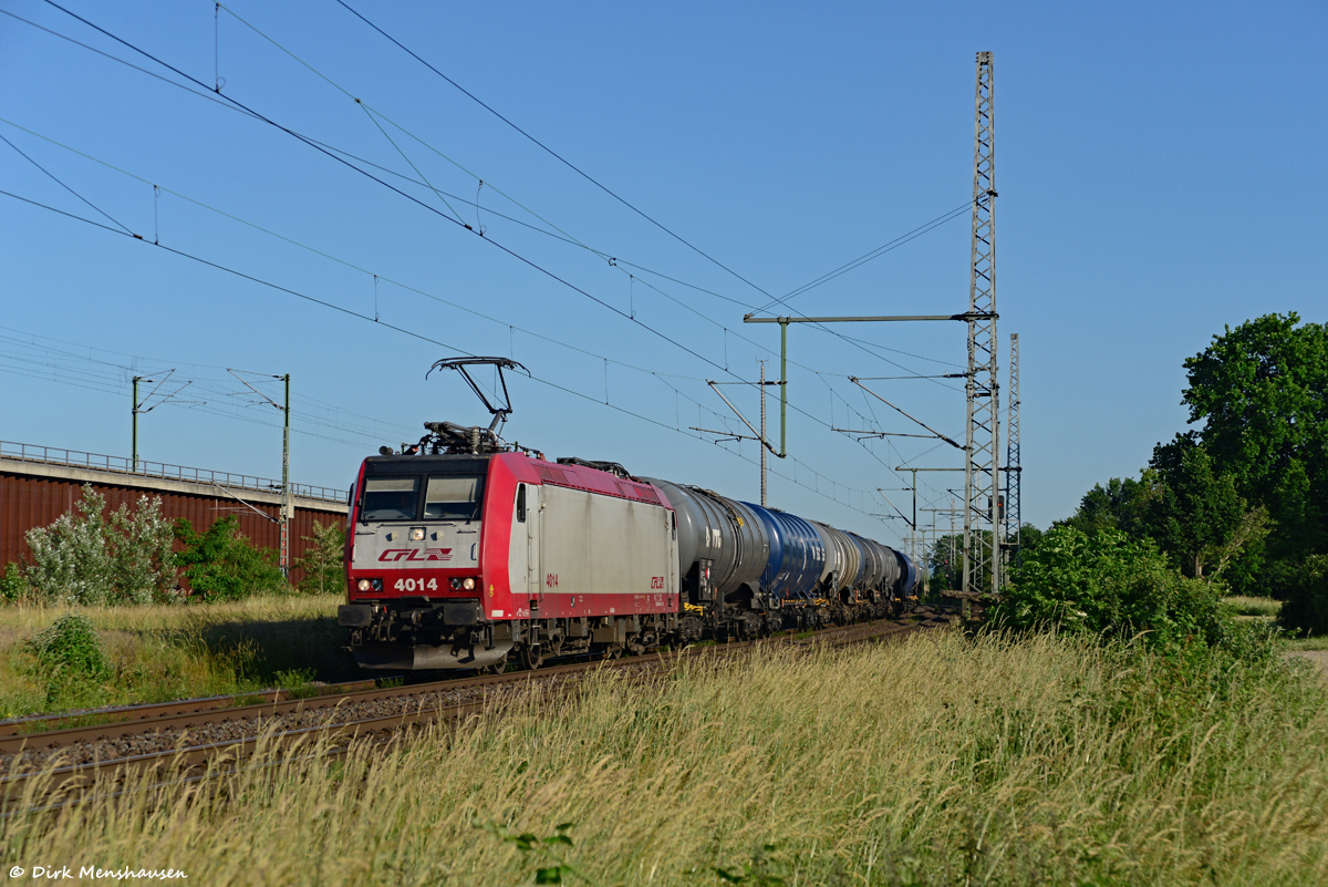 Am 14.06.2021 ist die 4014 (CFL) bei Köln auf der rechten Rheinstrecke in Richtung Norden unterwegs.