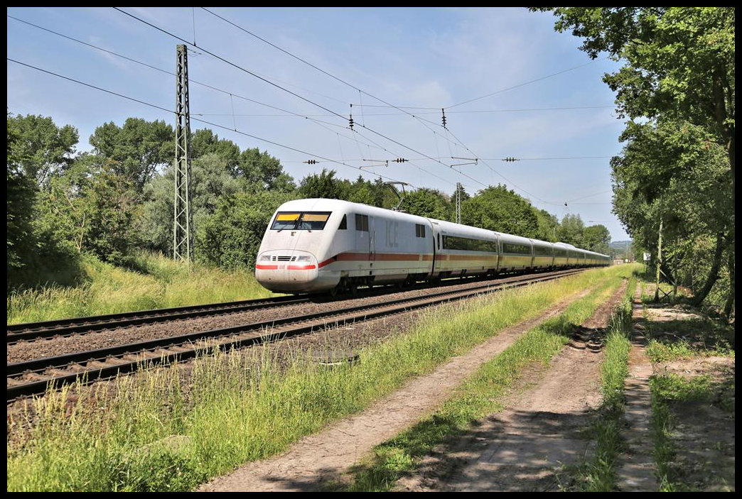 Am 14.06.2021 ist hier in Lengerich Schollbruch um 16.14 Uhr ein ICE 1 auf der Rollbahn in Richtung Münster unterwegs.