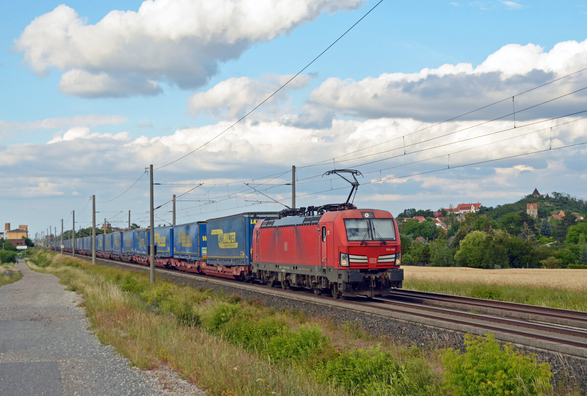 Am 14.06.24 führte 193 330 einen LKW-Walther aus Rostock kommend mit Ziel Verona durch Landsberg Richtung Halle(S).
