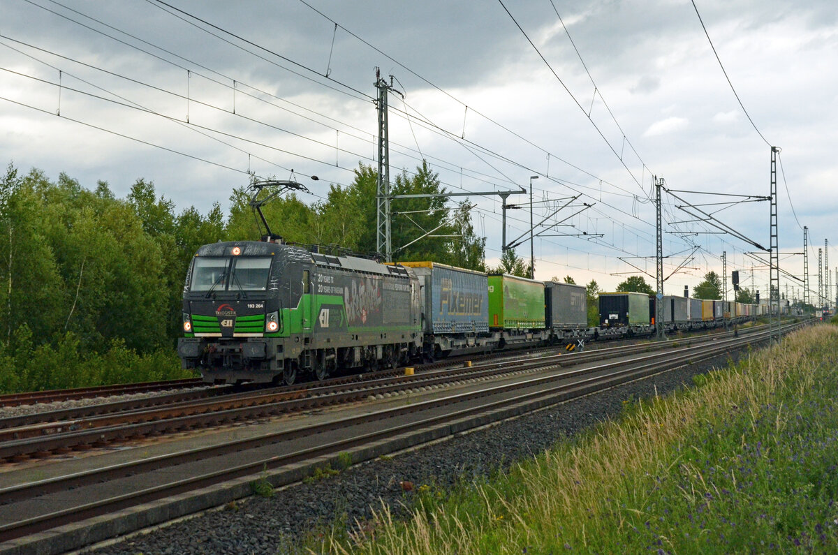 Am 14.06.24 verlässt 193 264 der TX Logistik mit einem KLV-Zug nach Verona nach erfolgter Überholung Landsberg Richtung Halle(S).