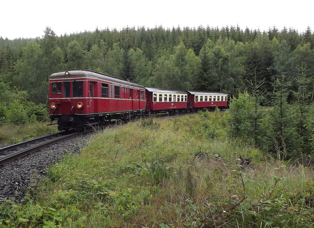 Am 14.07.2012 begleitete T 3 mit zwei Wagen als Vorauszug besetzt mit Fotografen den Sonderzug mit Lok 105 und 99 5901 nach Benneckenstein. Hier hat er die Fotografen abgesetzt und brummelt weiter nach Drei Annen Hohne, während der Dampfsonderzug nach der Scheindurchfahrt die Gäste ebenfalls nach Drei Annen Hohne bringen wird,die dann wieder umsteigen und voraus fahren können..