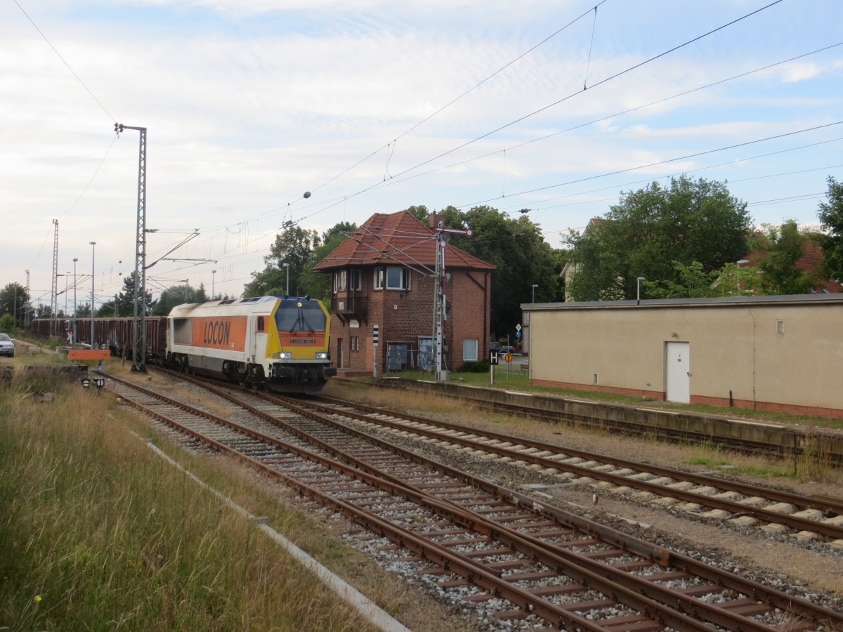 Am 14.07.2015 fuhr die LOCON 401 in den Bahnhof Grimmen ein und kreuzte dort mit dem RE 18516. Der Zug kam aus Lancken und fuhr nach Kleeth. 