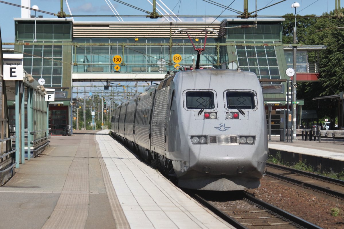 Am 14.07.2017 durchfährt Snabbtåg 441 nach Stockholm den Bahnhof Hallsberg.