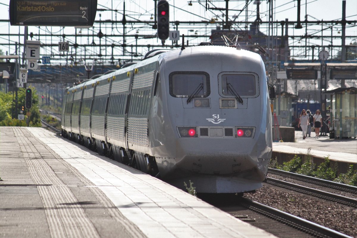 Am 14.07.2017 durchfährt Snabbtåg 441 nach Göteborg den Bahnhof Hallsberg.