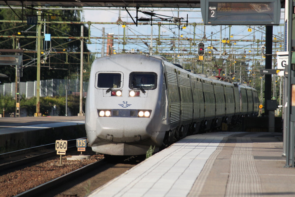 Am 14.07.2017 durchfährt Snabbtåg 445 nach Göteborg den Bahnhof Hallsberg ohne Halt.