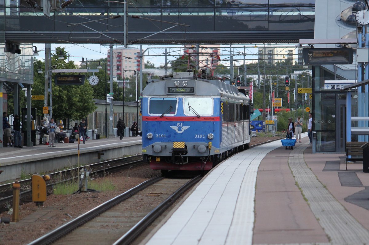 Am 14.07.2017 steht RE2132 nach Sala im Bahnhof Västerås C.