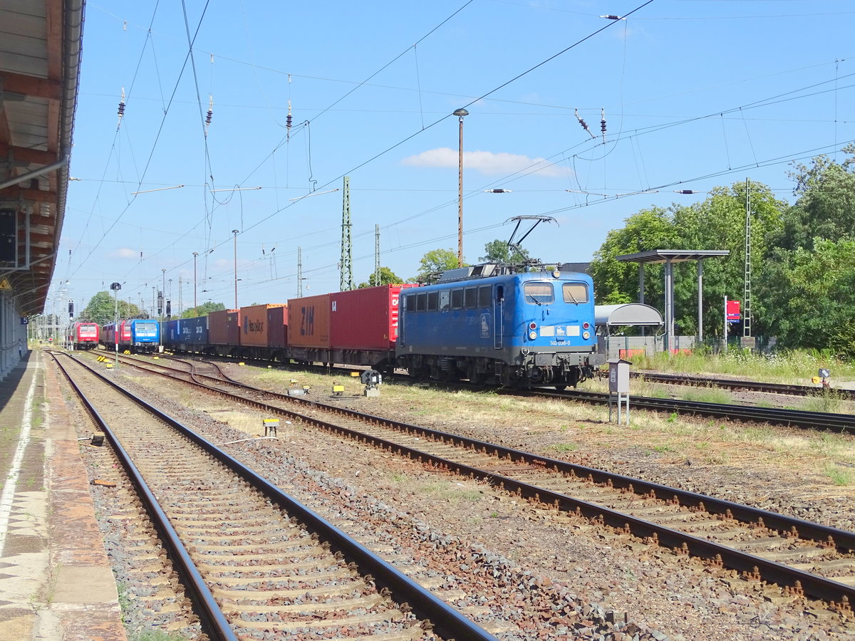 Am 14.07.2018 kam die 140 038(140 851) mit einem Containerzug aus Richtung Magdeburg nach Stendal und fuhr weiter in Richtung Uelzen.