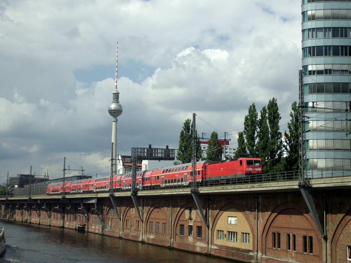 am 14.08.14 konnte ich die Rostocker 143 210 mit einem Dosto als S-Bahnersatz zum Berliner Ostbahnhof unter dem Fernsehturm an der Jahnowitzbrücke fotografieren.