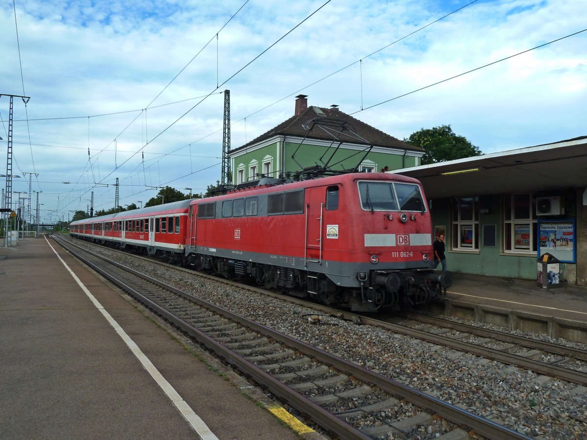 Am 14.08.2012 beschleunigt die Freiburger 111 062-6  Neuenburg (Baden)  mit ihrer RB aus dem Bahnhof von Mllheim (Baden).