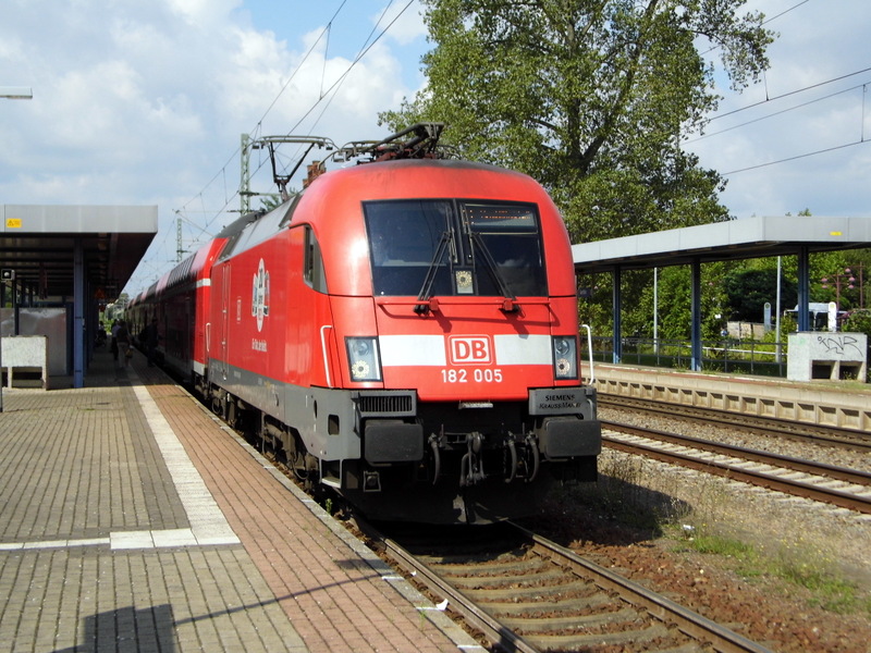 Am 14.08.2014 kam die 182 005 von der DB aus Richtung Magdeburg nach Genthin und fuhr weiter in Richtung Brandenburg an der Havel .