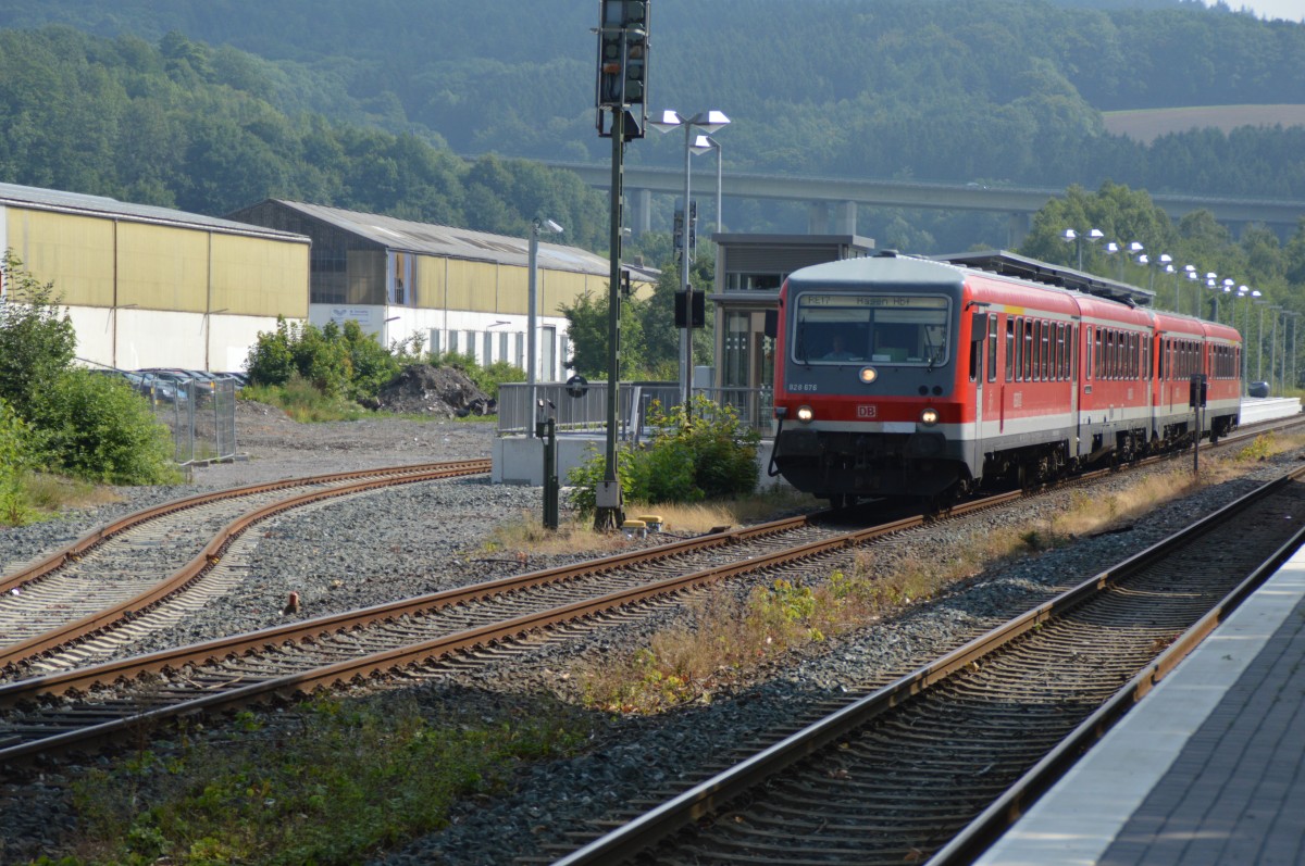 Am 14.08.2015 verläßt der RE17 nach Hagen Hbf. den Bahnhof Arnsberg