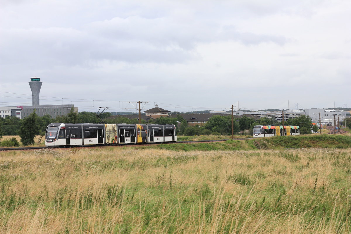 Am 14.08.2019 begegnen sich zwei Fahrzeuge des Typs CAF Urbo 3 zwischen Ingliston Park & Ride und Edinburgh Airport. 