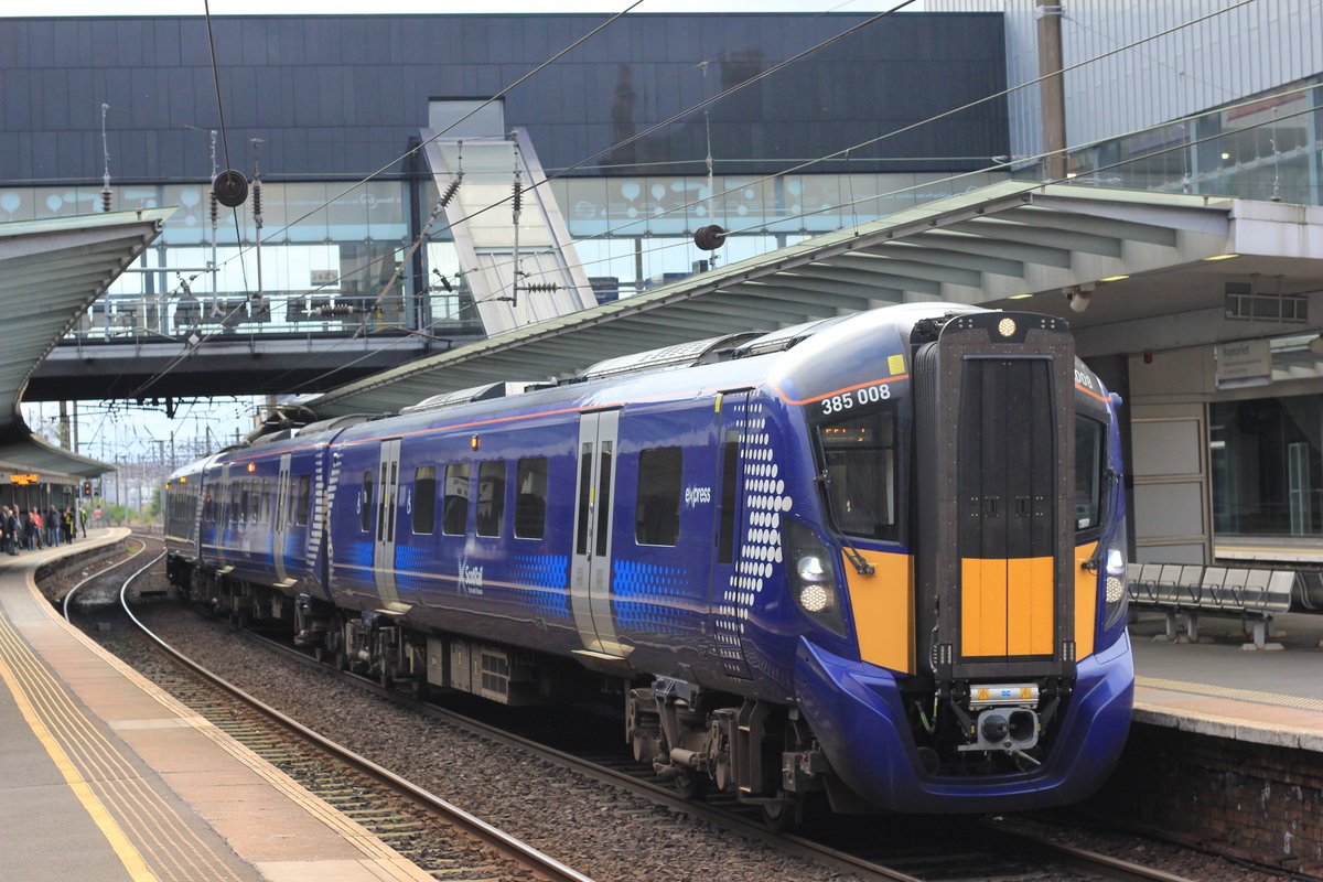 Am 14.08.2019 erreicht 385 008 als Regionalzug aus Glasgow den Bahnhof Edinburgh Haymarket. 