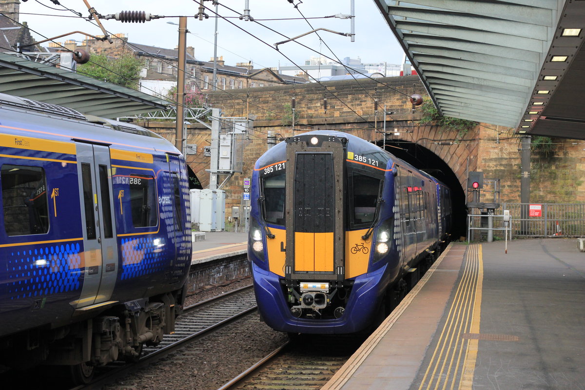 Am 14.08.2019 erreicht 385 121 der Abellio Scotrail als Regionalzug nach Glasgow den Bahnhof Edinburgh Heymarket. 