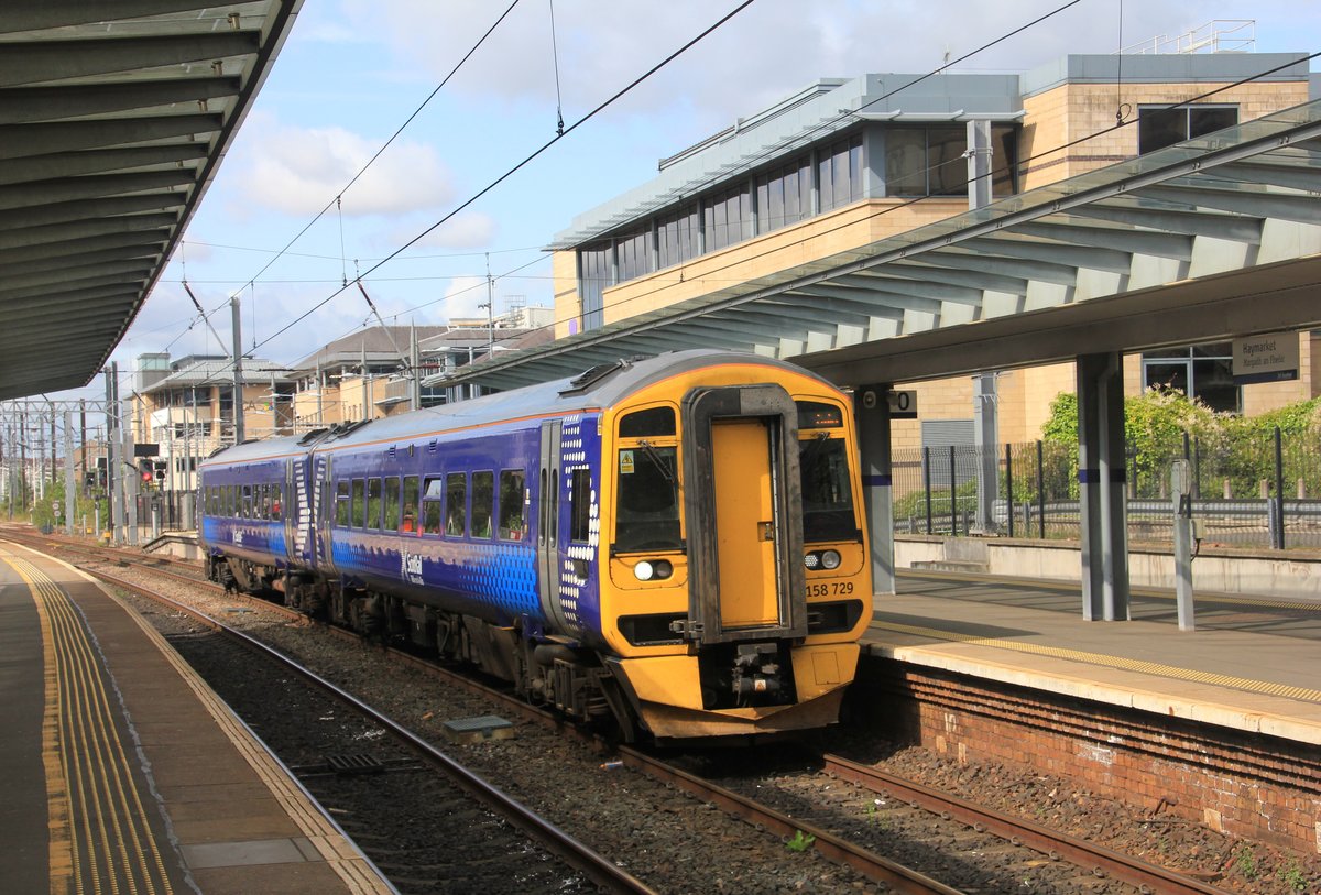 Am 14.08.2019 erreicht Triebwagen 158 729 den Bahnhof Edinburgh Haymarket.