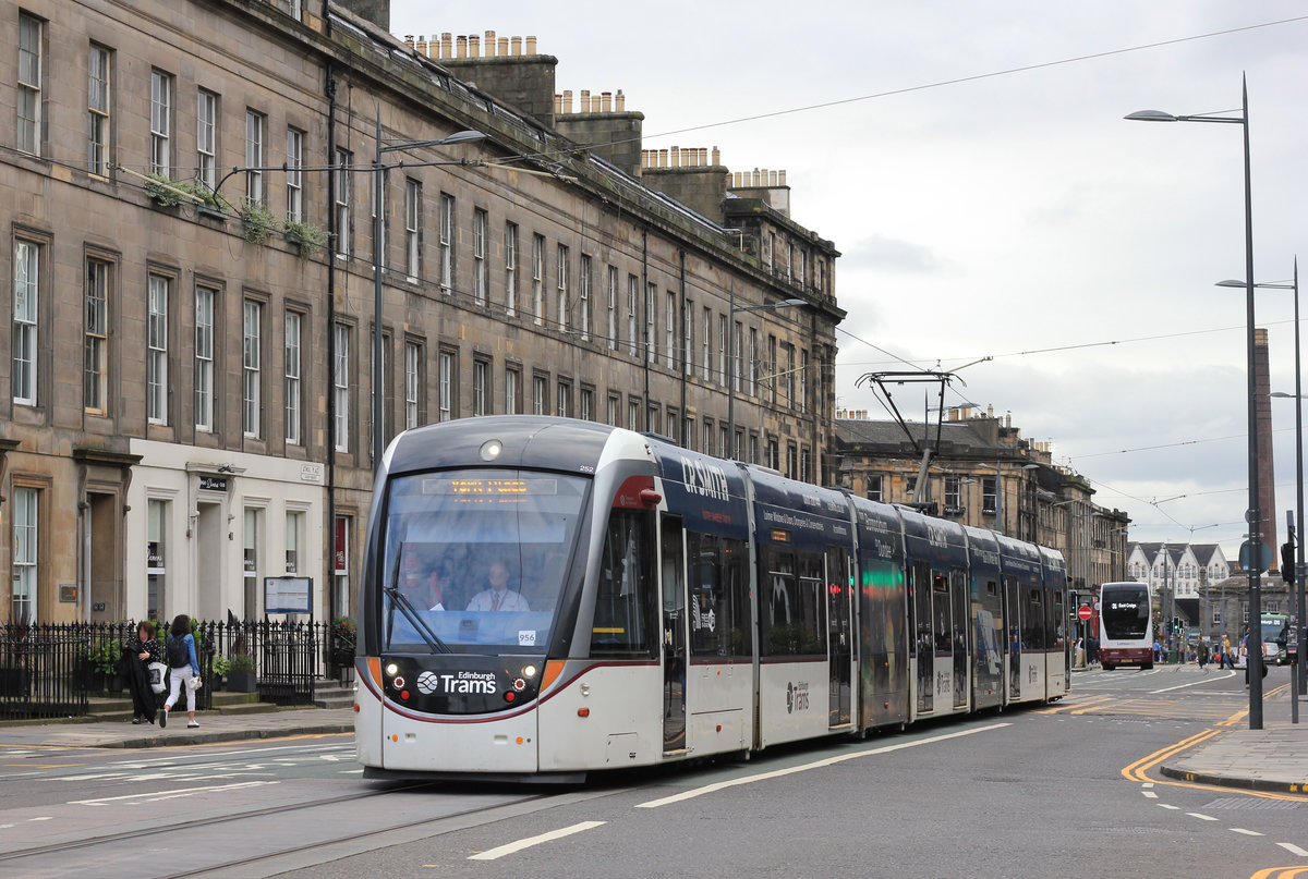 Am 14.08.2019 fährt ein CAF Urbo 3 in der Nähe der Station West End - Pricess Street durch die schöne Stadt Edinburgh. 