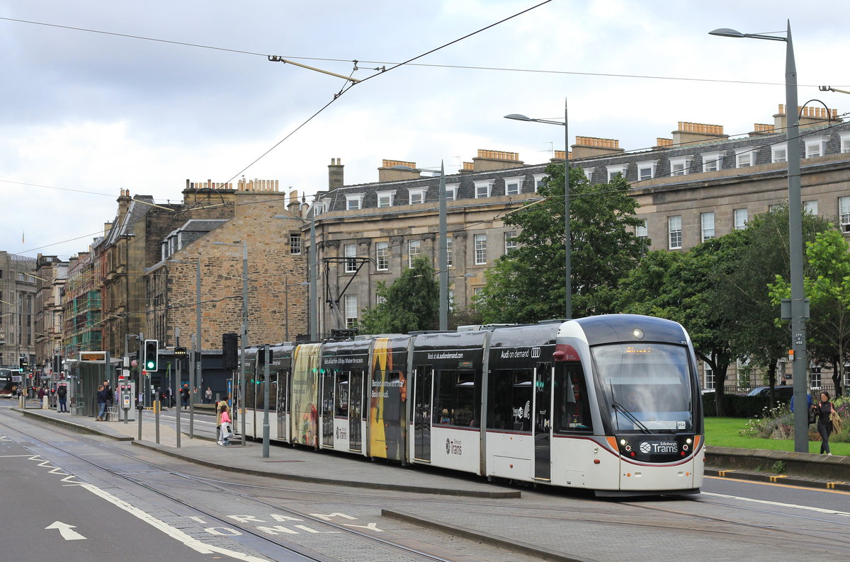 Am 14.08.2019 verlässt ein CAF Urbo 3 die Haltestelle West End - Princess Street in Richtung Edinburgh Airport. 
