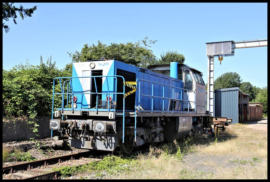 Am 14.08.2021 stand die 1209004-1 Rurtalbahn Diesellok V 104, offensichtlich zu Reparatur bzw. Umbau Arbeiten anwesend, im BW Hohne der Teutoburger Wald Eisenbahn. Dort wird die alte TWE Werkstatt von Captrain unterhalten!