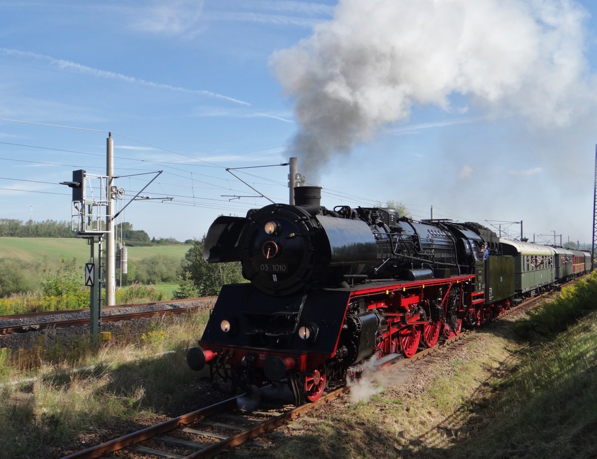 Am 14.09.13 gab es in Chemnitz-Hilbersdorf wieder ein Heizhausfest. Es war das 22.
Hier zu sehen 03 1010 mit dem Sonderzug bei der Einfahrt.