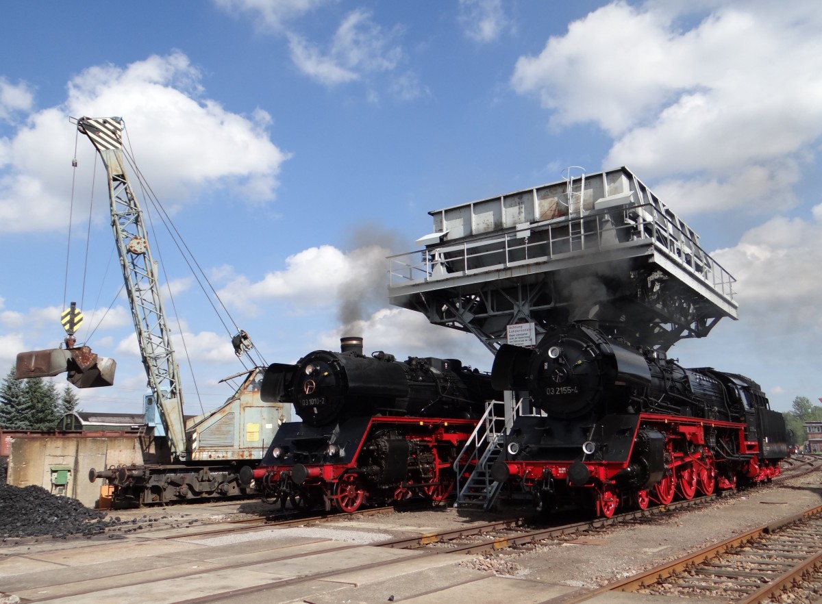 Am 14.09.13 gab es in Chemnitz-Hilbersdorf wieder ein Heizhausfest. Es war das 22.
Hier zu sehen 03 1010 und 03 2155 am Kohlehochbunker.