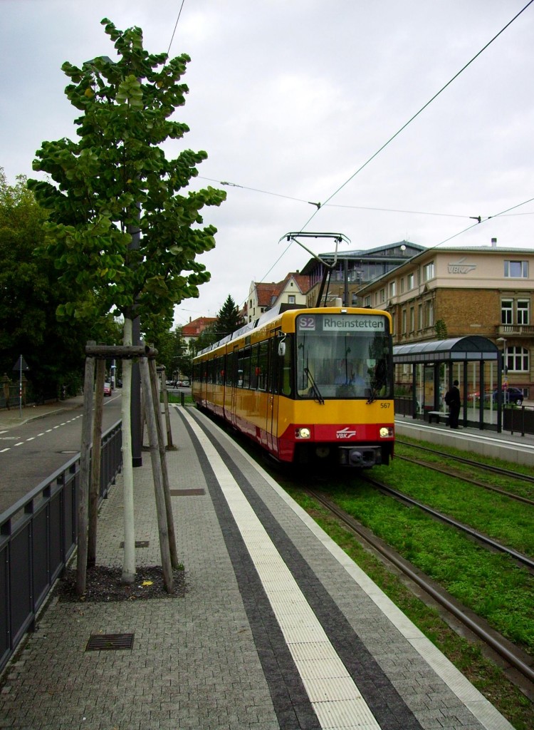 Am 14.09.2013 gab es bei der VBK einen Tag der offenen Tr im Betriebshof Gerwigstrae und so konnte nach Ankunft an der Tullastrae der einzigste Gleichstrom-Hochflur-Tw mit Neulack auf der S2 nach Rheinstetten verewigt werden.