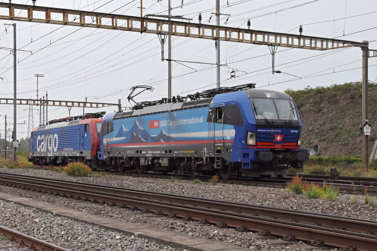 Am 14.09.2022 schleppt die Siemens Vectron 193 516-6 die Re 474 004-9 durch den Bahnhof Pratteln.
