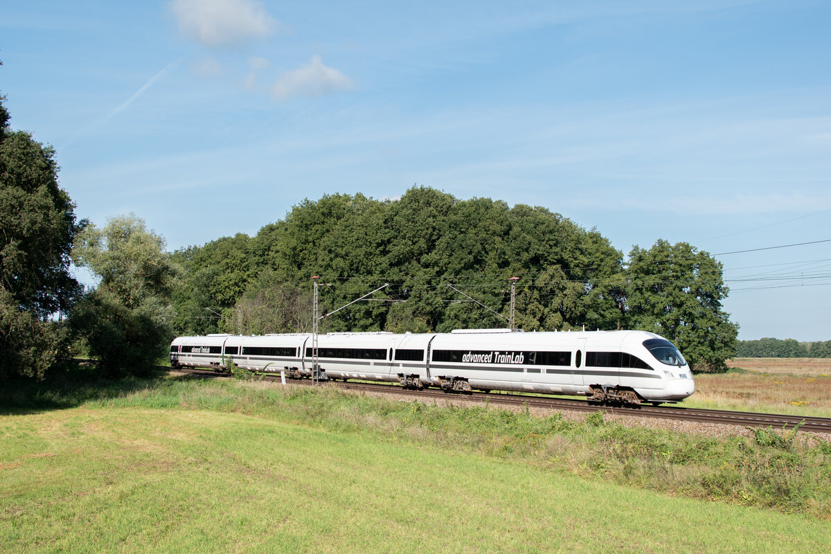 Am 14.09.2023 kam aus Mecklemburg Vorpommern dieser Messzug von Advenced TrainLab. Einen Tag vorher befuhr dieser Zug den Raum Karow auf der Nebenbahn. Fotografiert am Nuthetal in Richtung Saarmund. 