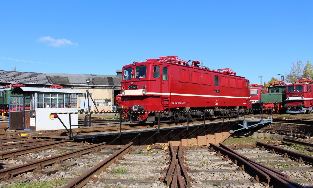 Am 14.10.17 konnte beim TEV Weimar die 242 145-1 der EBS (wieder in einer Lackierung der Deutschen Reichsbahn) besichtigt werden.