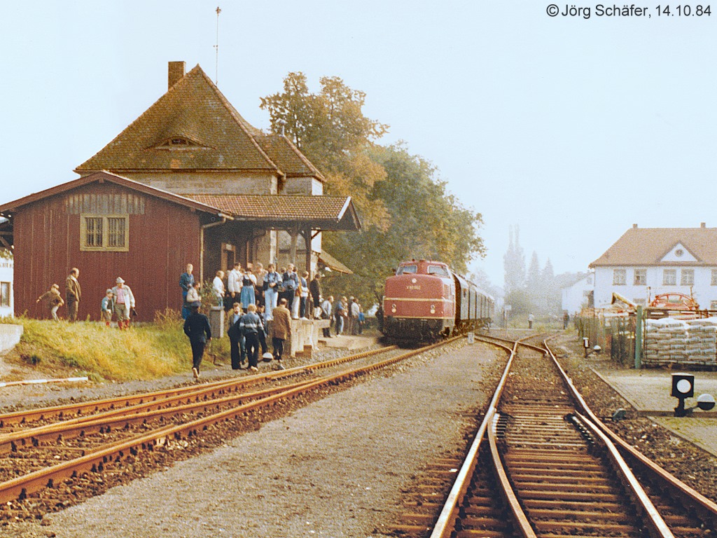 Am 14.10.1984 schickten die Bamberger Eisenbahnfreunde die V80 002 mit dem  Steigerwaldexpress  nach Ebrach. Am Sonntagvormittag gegen 10 Uhr erregte er in Burgebrach große Aufmerksamkeit. 