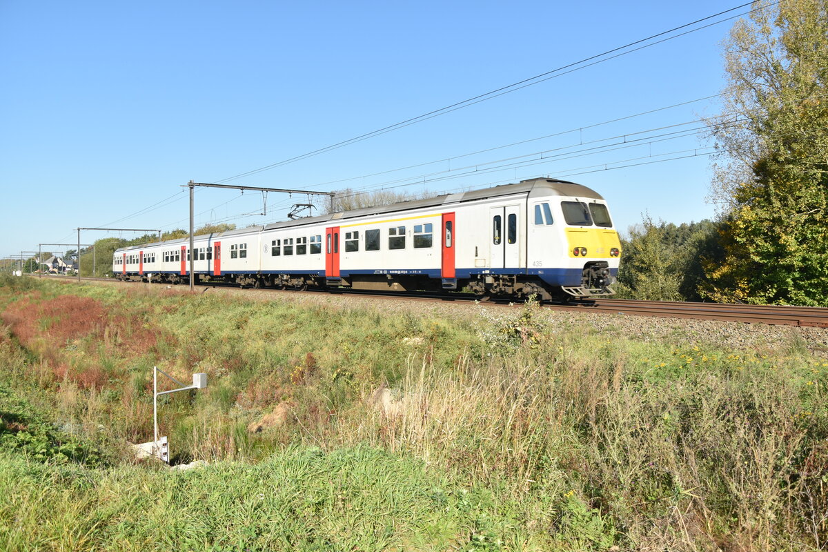 Am 14.10.2014 ist der Triebwagen 435 als IC nach Antwerpen bei Schulen unterwegs, dieser Nachschuß ist im Rahmen eines kleinen Bahnbildertreffens entstanden.