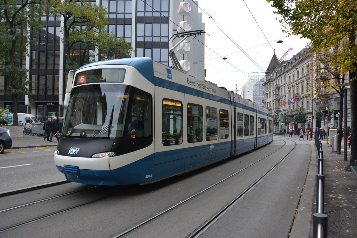 Am 14.10.2015 fährt diese Niederflurstraßenbahn  Cobra / 3043 . Aufgenommen auf der Bahnhofstrasse in Zürich.
