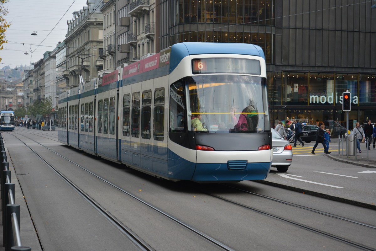 Am 14.10.2015 fährt diese Niederflurstraßenbahn  Cobra / 3043 . Aufgenommen auf der Bahnhofstrasse in Zürich.
