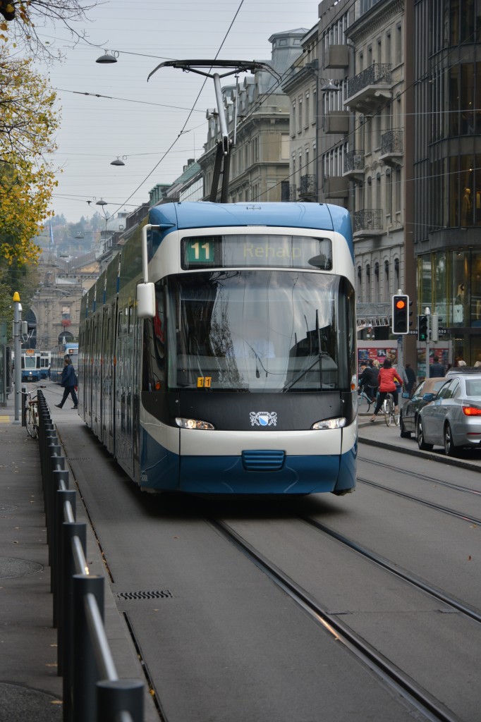 Am 14.10.2015 fährt diese Niederflurstraßenbahn  Cobra . Aufgenommen auf der Bahnhofstrasse in Zürich.
