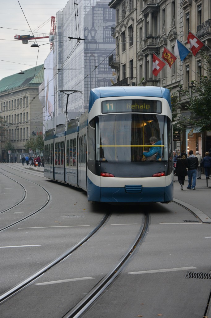 Am 14.10.2015 fährt diese Niederflurstraßenbahn  Cobra . Aufgenommen auf der Bahnhofstrasse in Zürich.
