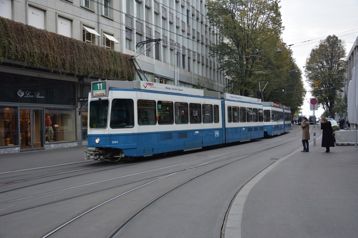 Am 14.10.2015 fährt diese Tram 2000  2054  auf der Linie 11. Aufgenommen in der Bahnhofstrasse Zürich.
