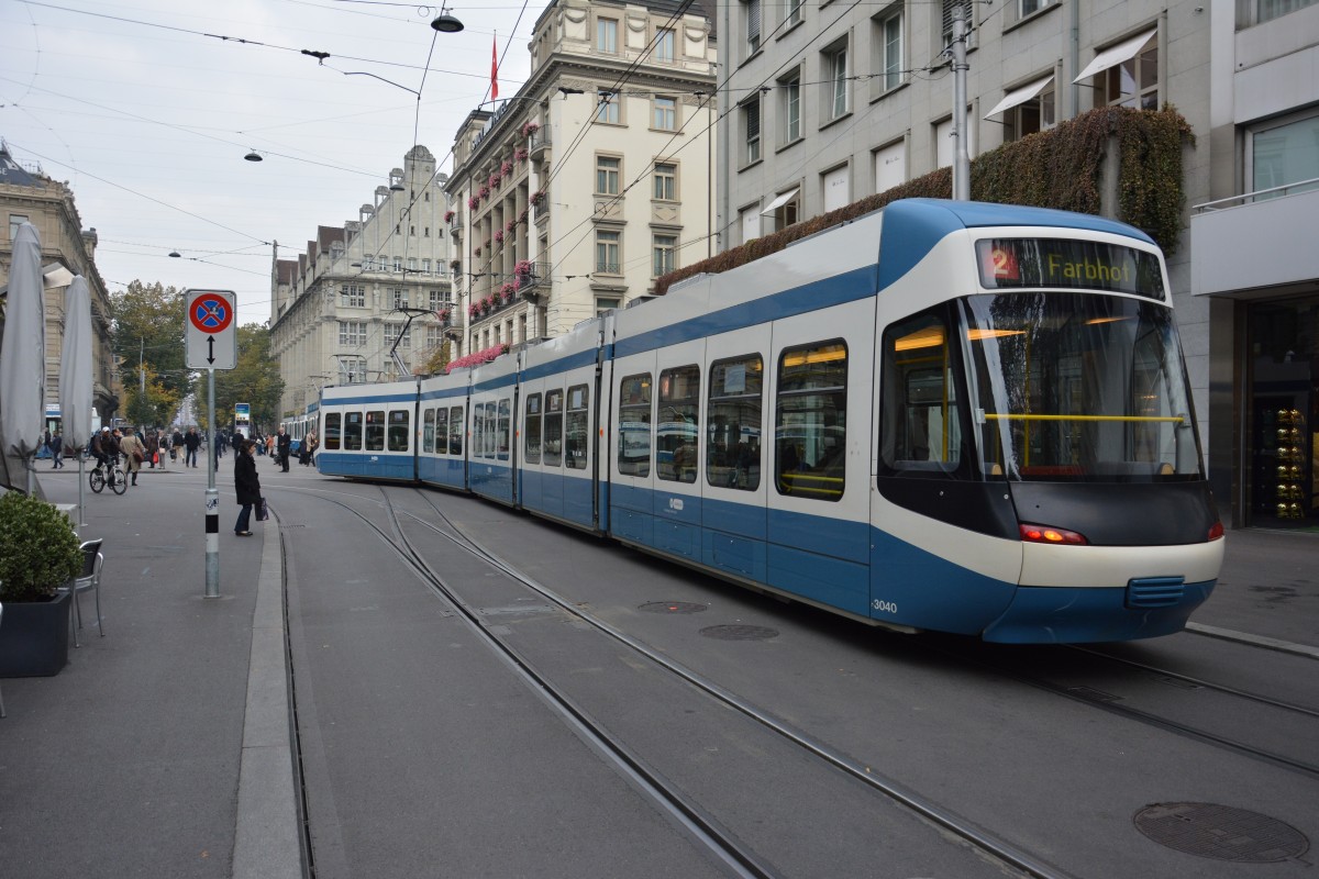 Am 14.10.2015 fährt diese Tram Cobra  3040  auf der Linie 2. Aufgenommen in der Bahnhofstrasse Zürich.
