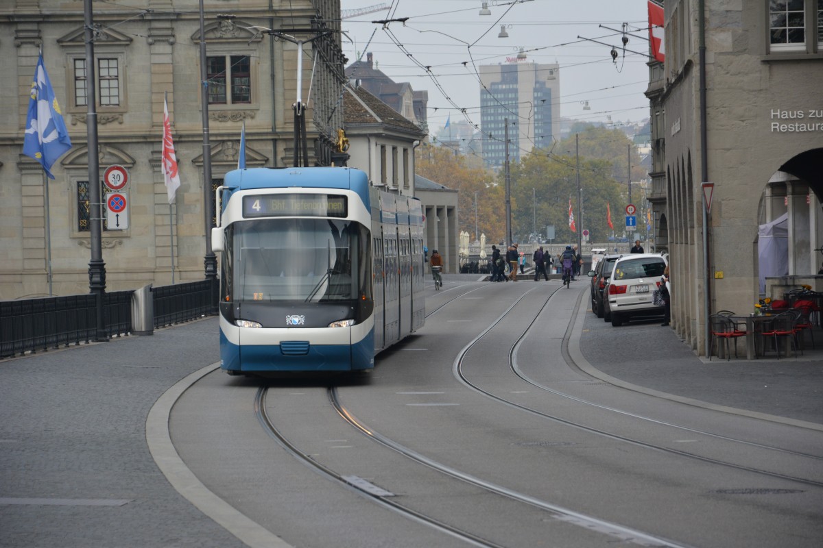 Am 14.10.2015 fährt diese Tram Cobra  3032  auf der Linie 4 durch Zürich. Aufgenommen am Zürich Rathaus.
