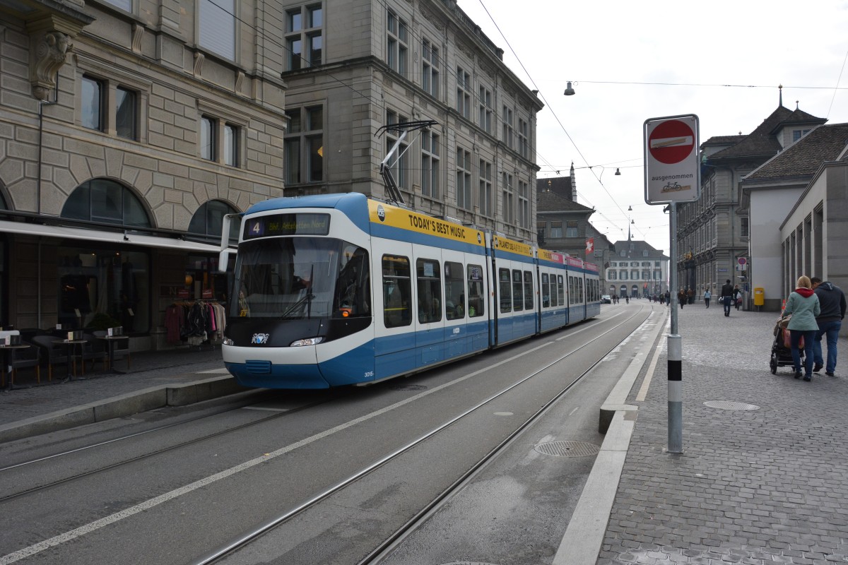 Am 14.10.2015 fährt diese Tram Cobra  3015  auf der Linie 4 durch Zürich. Aufgenommen an der Haltestelle Zürich Rathaus. 