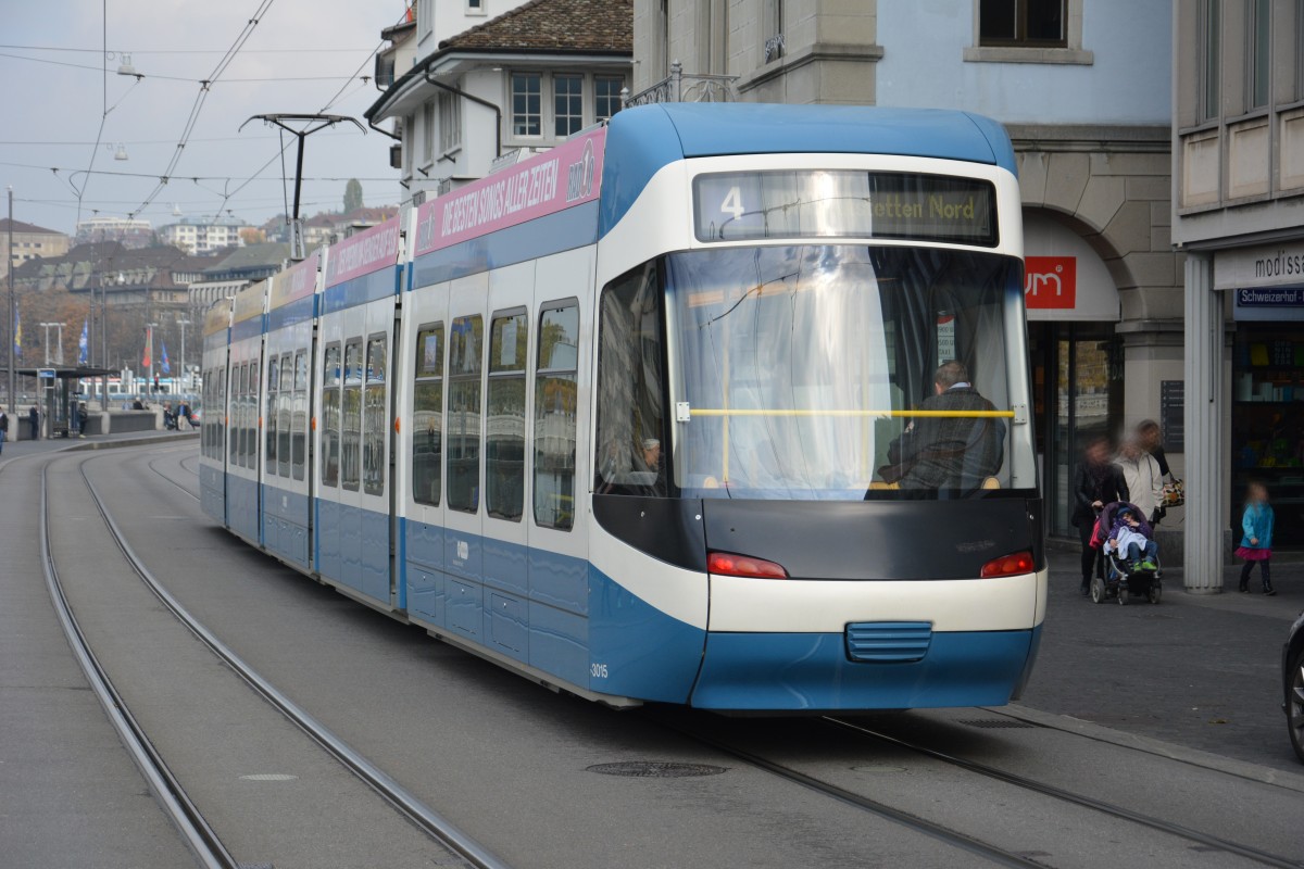 Am 14.10.2015 fährt diese Tram Cobra  3015  auf der Linie 4 durch Zürich. Aufgenommen an der Haltestelle Zürich Rathaus. 
