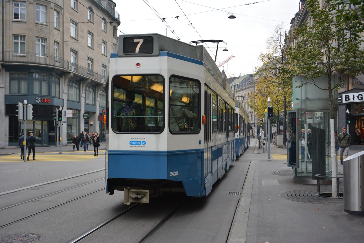 Am 14.10.2015 fährt diese Tram Pony  2430  auf der Linie 7 nach Wollishofen. Aufgenommen auf der Bahnhofstrasse in Zürich.
