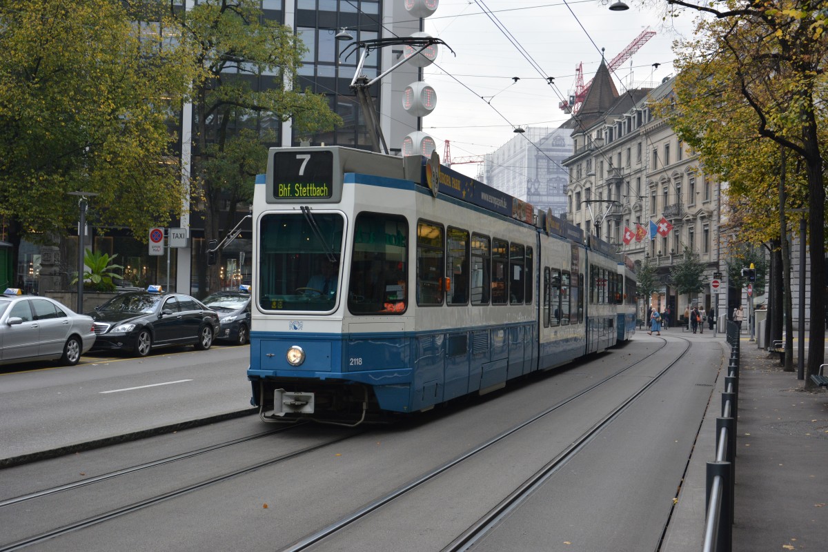 Am 14.10.2015 fährt diese Tram Sänfte  2118  auf der Linie 7 zum Bahnhof Stettbach . Aufgenommen auf der Bahnhofstrasse in Zürich.
