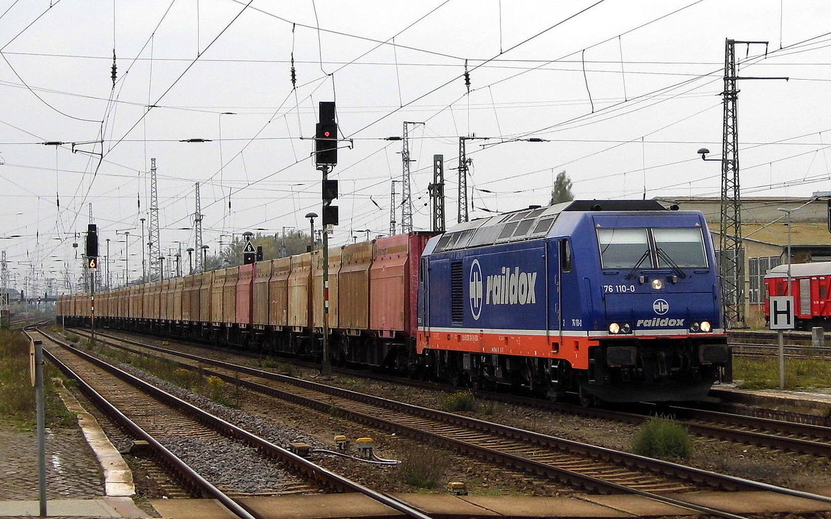 Am 14.10.2016 kam die 76 110-0 von Raildox aus Richtung Niedergörne nach Stendal und fuhr weiter in Richtung Berlin .