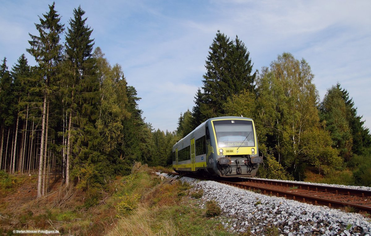 Am 14.10.2016 konnte dieser AG 650 zwischen Köditz und Stegenwaldhaus fotografiert werden. Auf einem Damm wird hier das kreuzende Tal eines kleinen Baches überquert. Die Stelle hätte ich viel früher kennen sollen...