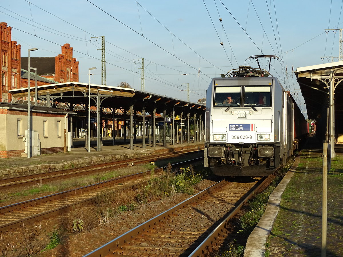 Am 14.10.2017 kam 386 026 mit einem Containerzug aus Richtung Magdeburg nach Stendal und fuhr weiter in Richtung Uelzen.