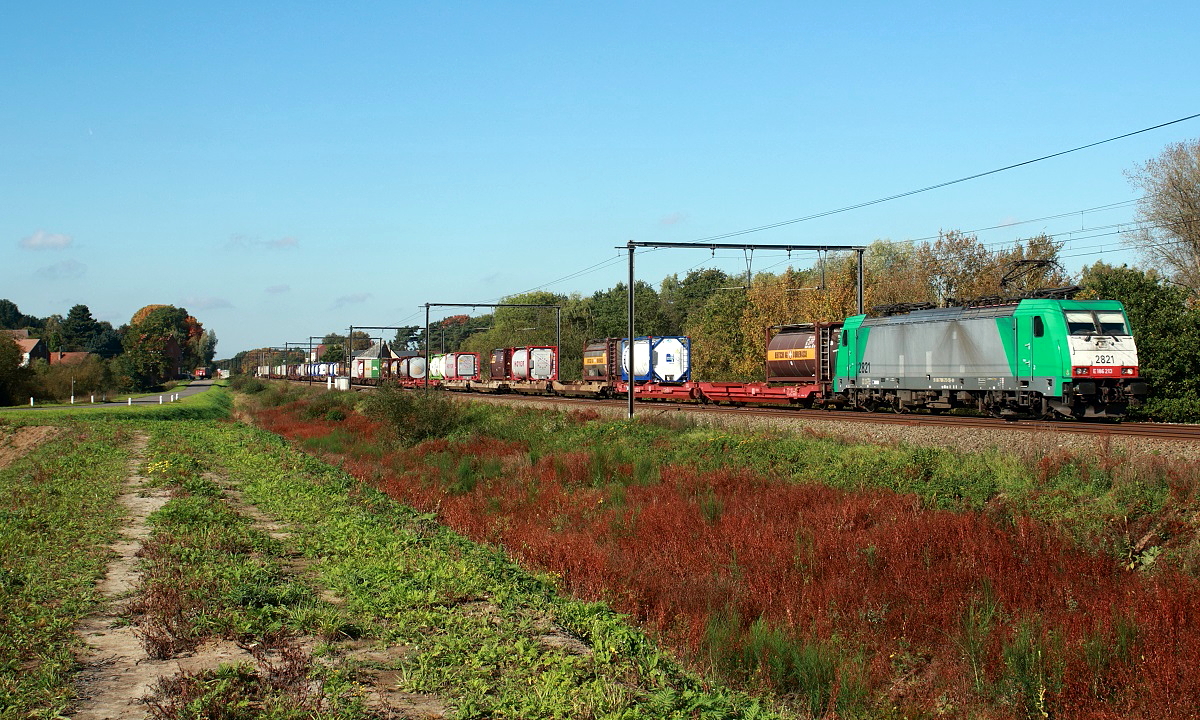 Am 14.10.2017 ist die SNCB 2821 mit einem Containerzug bei Lummen unterwegs