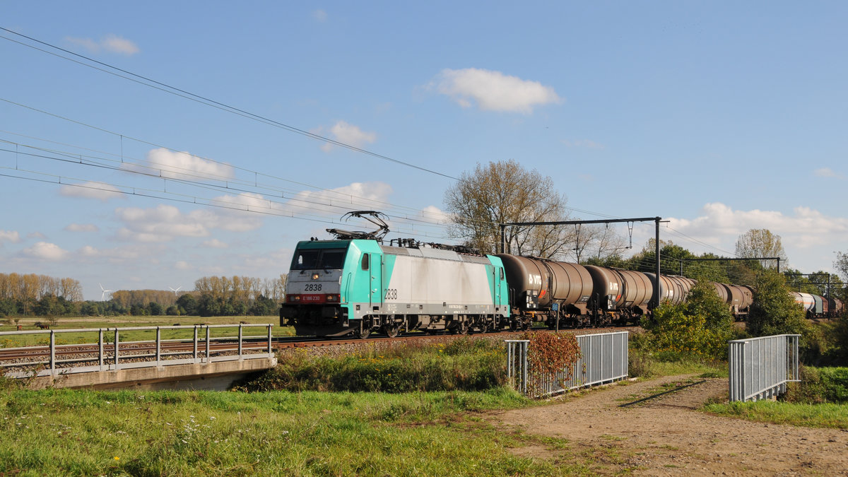 Am 14/10/2017 zog 2838 (186 230) einen gemischten Güterzug durch Lummen Richtung Antwerpen.