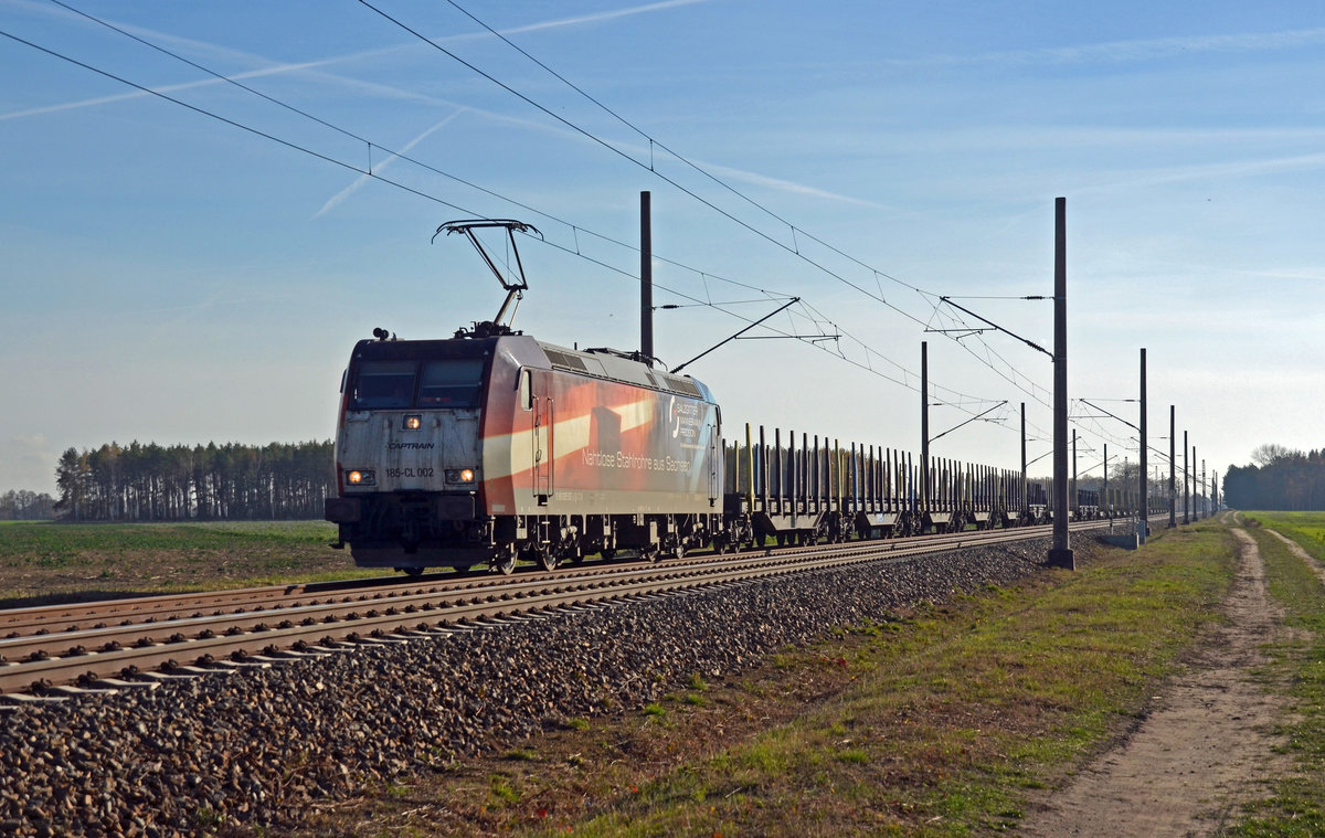 Am 14.11.18 führte 185-CL 002 den Captrain-Stahlzug aus Zeithain durch Marxdorf Richtung Falkenberg(E).