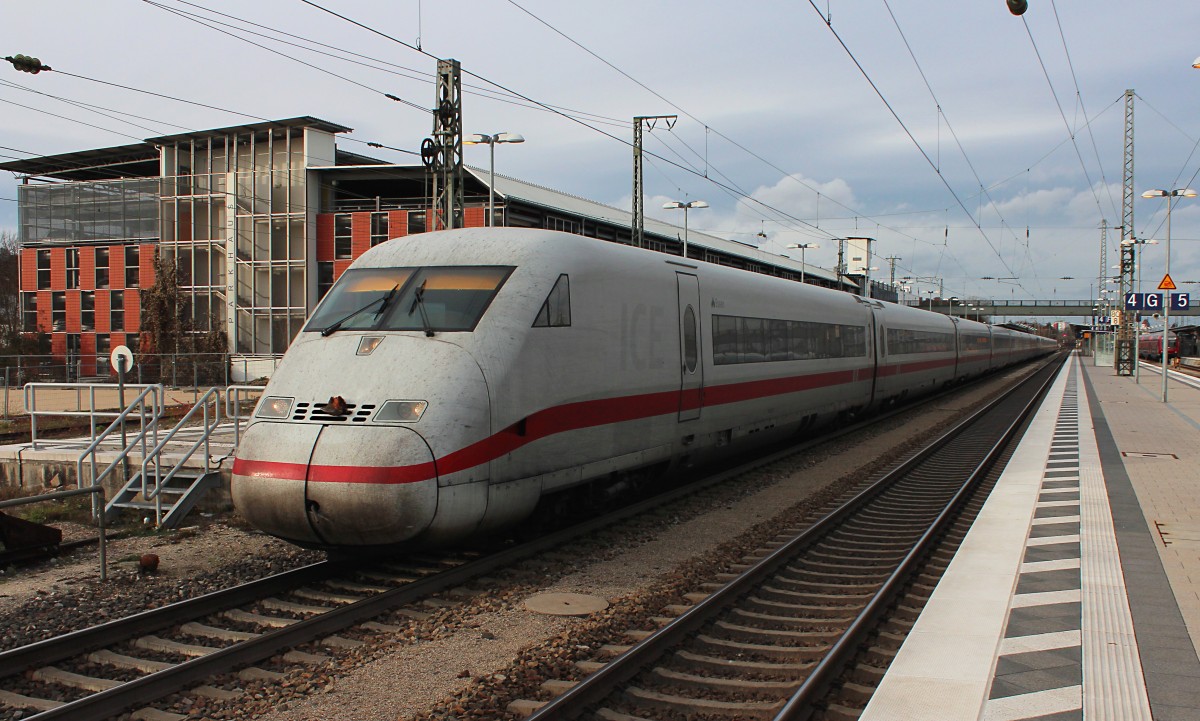 Am 14.11.2015 stehen 808 039-2  Essen  und 402 028-5  Altenburg  mit dem ICE 535/585 (Oldenburg (Oldb) - München Hbf & Lübeck Hbf - München Hbf) mit einem zusätzlichen Halt in Ingolstadt. 