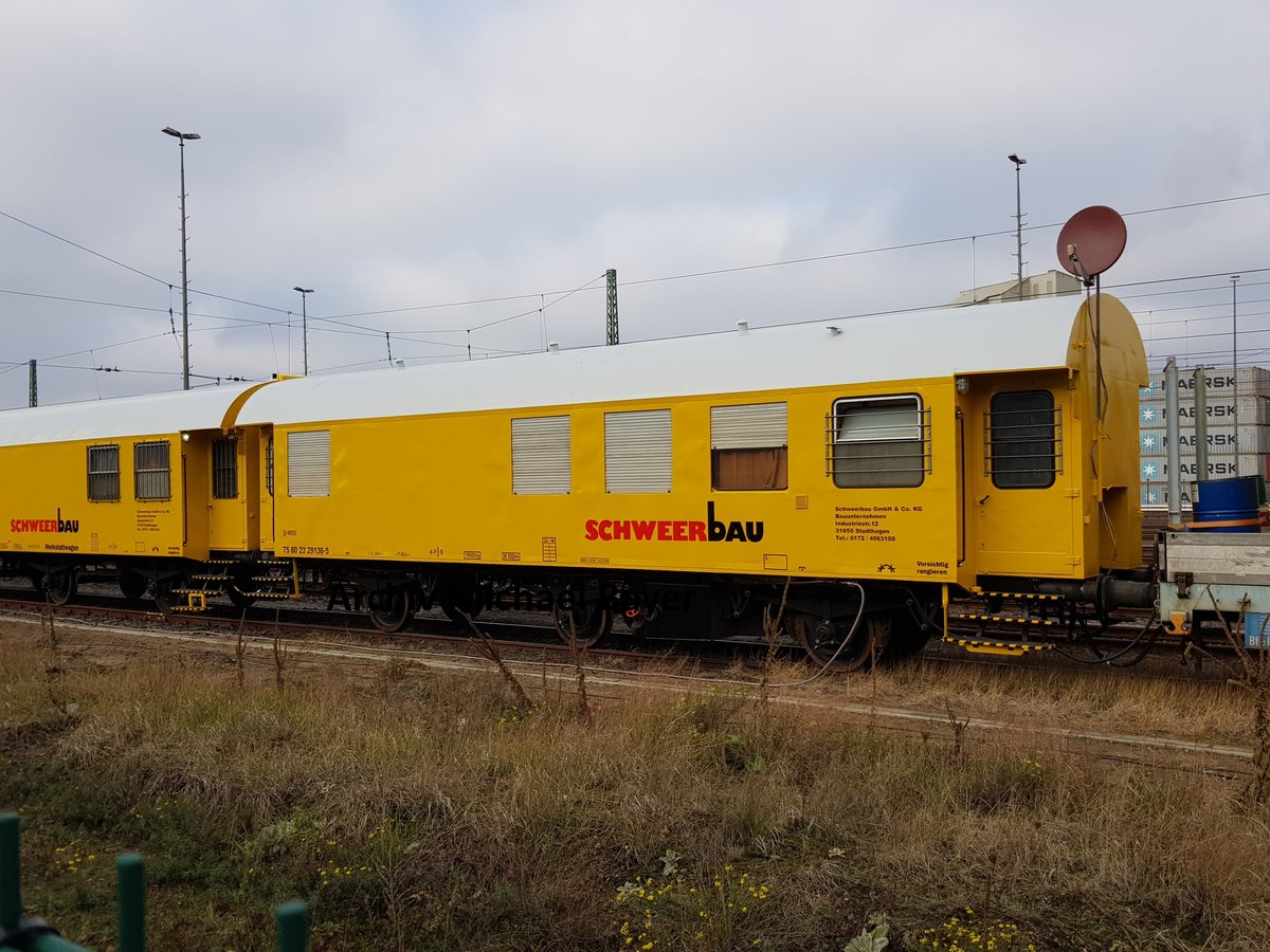 Am 14.11.2018 stand im Güterbahnhof Berlin-Moabit ein Arbeitszug u.a. mit Bauwagen 75 80 2329 136-5 D-WSG von der Schweerbau GmbH.