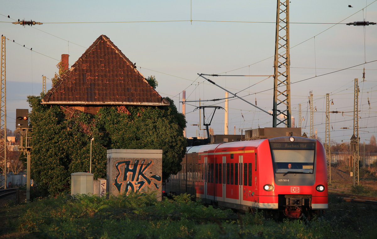 Am 14.11.2020 fuhr 425 061 als RB33 nach Aachen Hbf mit 15 Minuten Verspätung übers Gegengleis durch Krefeld-Linn wegen einem liegengebliebenem Güterzug mit einer DB 193 am Einfahrsingal von Krefeld-Linn. 